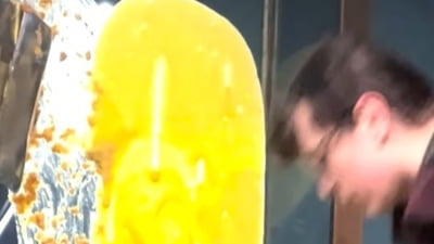 Patru persoane, arestate după ce au vandalizat o vitrină care adăpostește bijuterii ale Casei Regale, în Turnul Londrei: ”Democraţia s-a prăbuşit” VIDEO