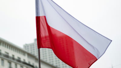 Polonia are și ea un scandal cu diplome false, dar sancțiunile sunt drastice. Un ambasador a fost rechemat în țară și arestat pe aeroport