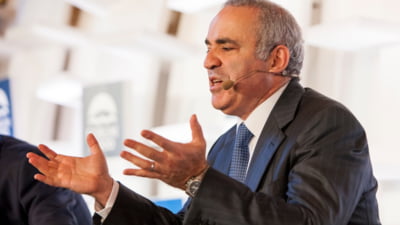 Rusia a emis un mandat de arestare împotriva fostului campion mondial Garry Kasparov, membru marcant al opoziției din Rusia. Ce acuzație i-a "fabricat" regimul Putin