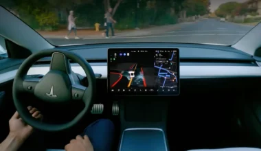 Elon Musk spune că Full Self-Driving de la Tesla le permite șoferilor să scrie mesaje