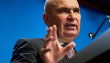 Ilie Bolojan taie „mini-vacanța” de iarnă, fără punte între Revelion și Bobotează. Bugetarii revin la muncă pe 5 ianuarie