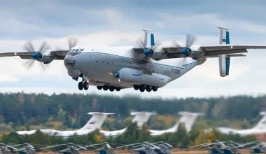 VIDEO Momentul în care un avion Antonov-22 al Rusiei se prăbușește peste case. Era vechi de 50 de ani • Newsweek România
