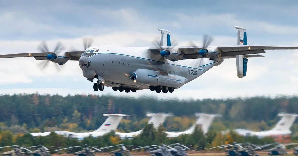 VIDEO Momentul în care un avion Antonov-22 al Rusiei se prăbușește peste case. Era vechi de 50 de ani • Newsweek România