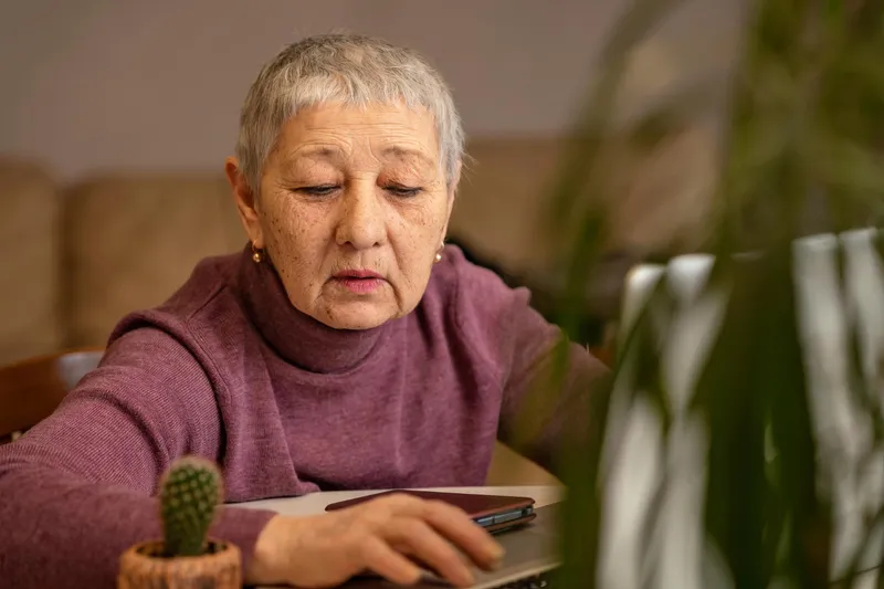 Pensionaă la pensie are vești rele - Foto: Freepik