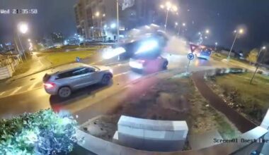 VIDEO: Mercedes zburător în Bihor. Accident ca în filme, într-un sens giratoriu din Oradea