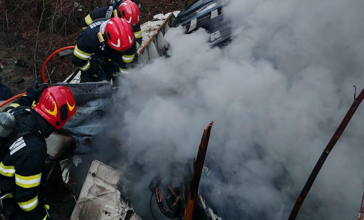 FOTO: Accident MORTAL la Gura Cornei, pe raza orașului Abrud: Șoferul unei autoutilitare răsturnate, parțial carbonizat