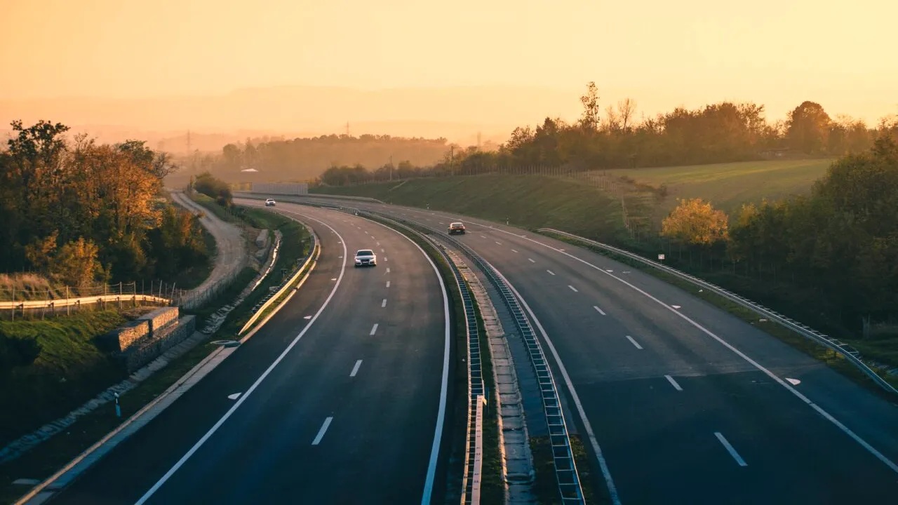 Un angajat IT a fost dat afară după ce s-a mutat la șase ore distanță de locul de muncă. Ce despăgubiri uriașe a solicitat nedreptățitul