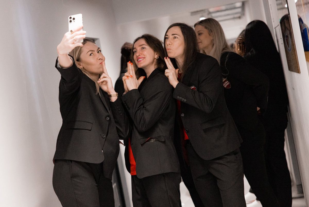 Handbalistele Gloriei Bistrița, în haine noi la petrecerea de Crăciun! Peste 1500 de mici sportivi au fost prezenți la eveniment