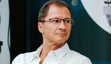 A citi din obligație cronicari în clasa a IX-a e total nepotrivit. Nu devii cititor începând cu astfel de texte