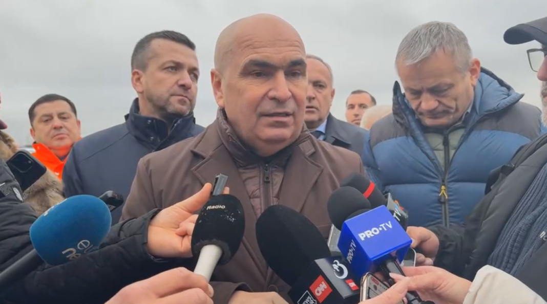 Bolojan s-a dus să inspecteze lucrări feroviare aflate la 15% cu 1-2 ani înainte de predare