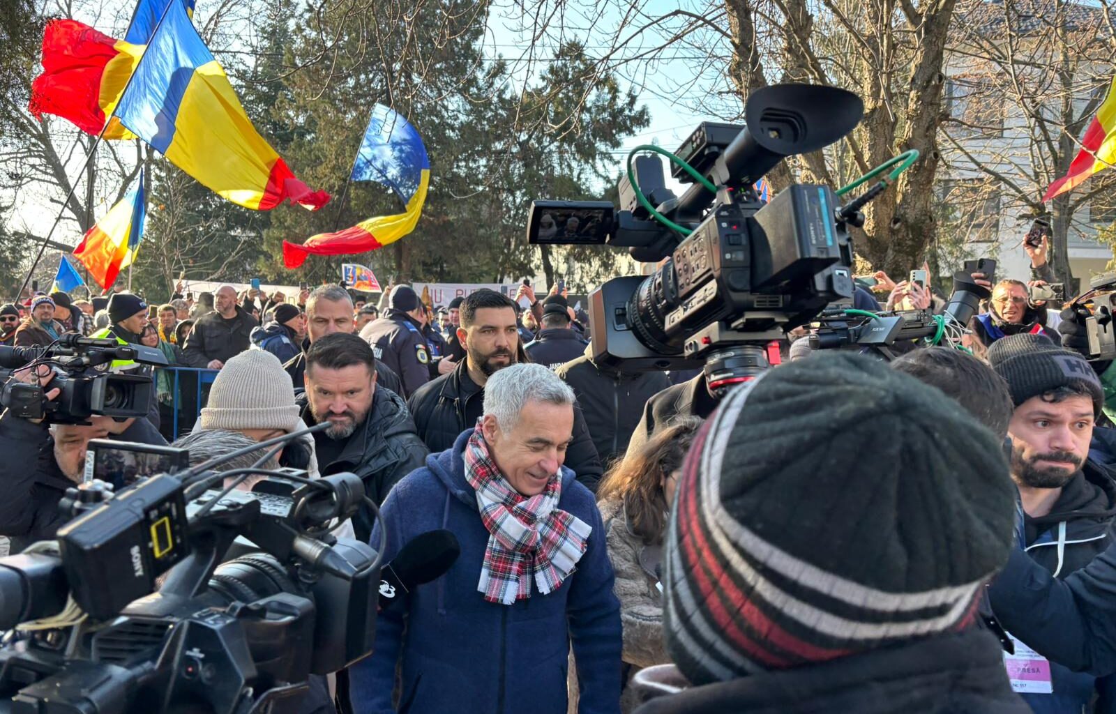 Călin Georgescu îl somează pe Nicuşor Dan: „Raportul de anulare a alegerilor să fie verificat independent”/ Fanii scandează: „Bolojan, demisia!”