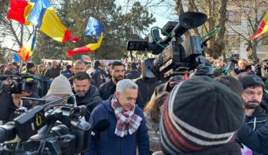 Călin Georgescu îl somează pe Nicuşor Dan: „Raportul de anulare a alegerilor să fie verificat independent”/ Fanii scandează: „Bolojan, demisia!”