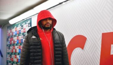 „Stai cu gluga aia în cap de luni bune! De ce ai face asta?”