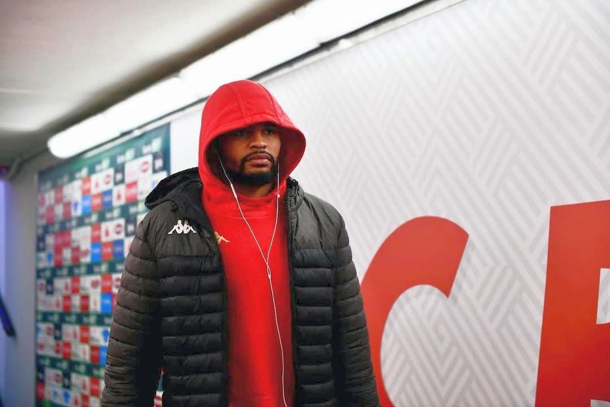 „Stai cu gluga aia în cap de luni bune! De ce ai face asta?”