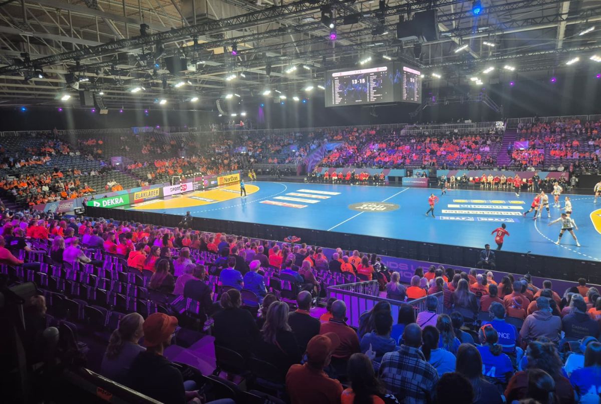 Zi de handbal în Rotterdam Ahoy, la Campionatul Mondial de handbal feminin: rezultate, imagini, informații