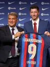 Lewandowski, în vara lui 2022, când a fost prezentat de Laporta cu tricoul Barcelonei. Foto: Imago
