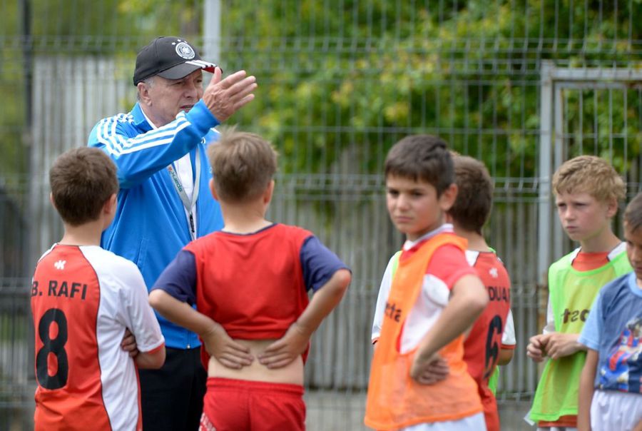 Antrenează de zeci de ani la juniori și face un tablou sumbru pentru fotbalul românesc: „Nu-l mai copiați pe Guardiola! Noi avem stilul nostru!”