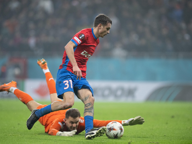 îi pune contractul pe masă lui Juri Cisotti!