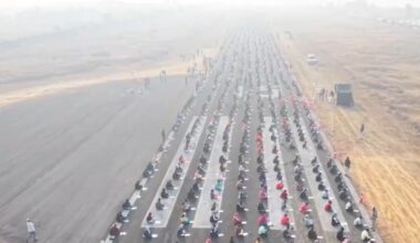 8000 de candidați pentru 187 de posturi la un singur examen, ținut pe o pistă de aterizare pentru avioane, în India