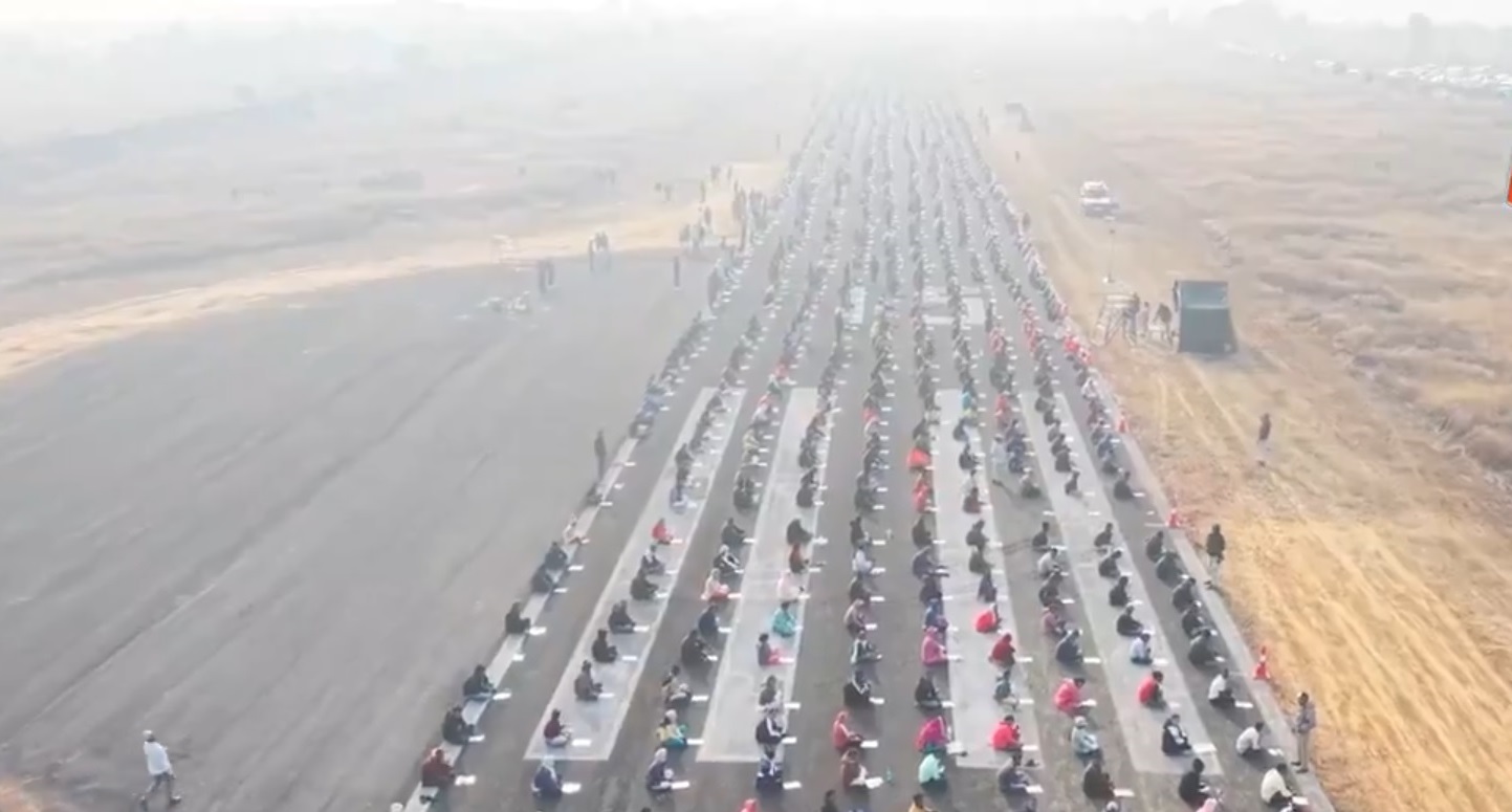 8000 de candidați pentru 187 de posturi la un singur examen, ținut pe o pistă de aterizare pentru avioane, în India