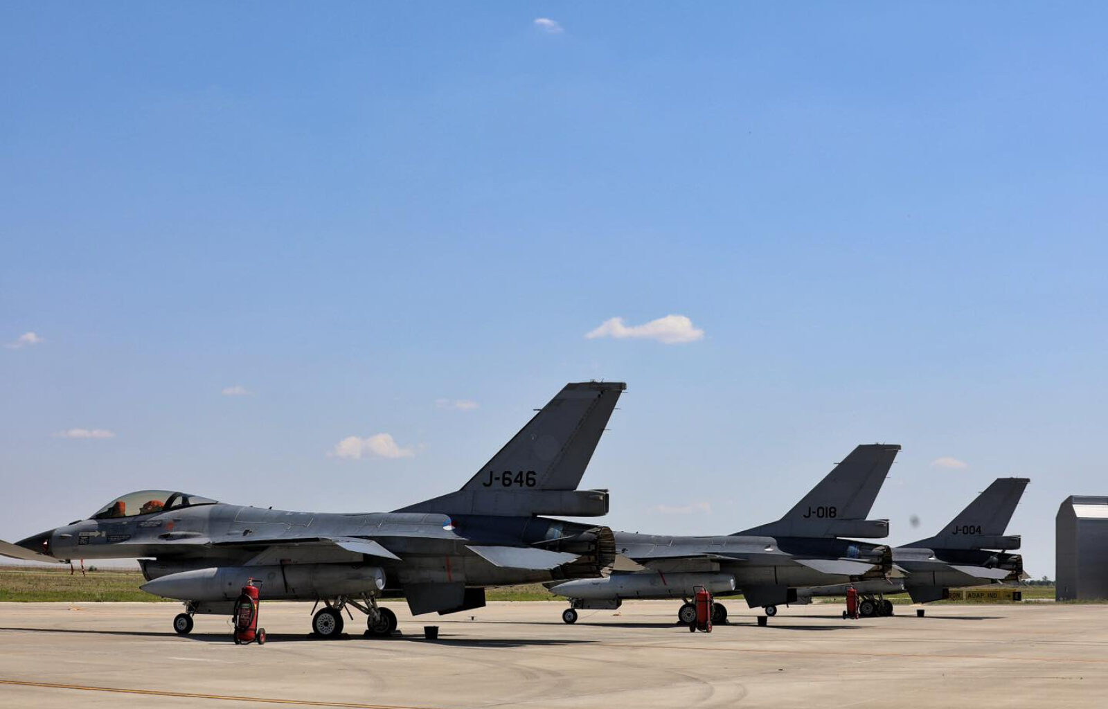 După ce Olanda ne-a donat 18 avioane F-16 și a pus umărul la ridicarea în timp record a Centrului de pregătire pentru F-16, premierul olandez vizitează baza de la Câmpia Turzii