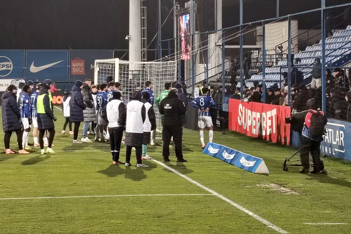 Băgați în ședință! Fotbaliștii Farului au fost certați de fani după egalul cu UTA