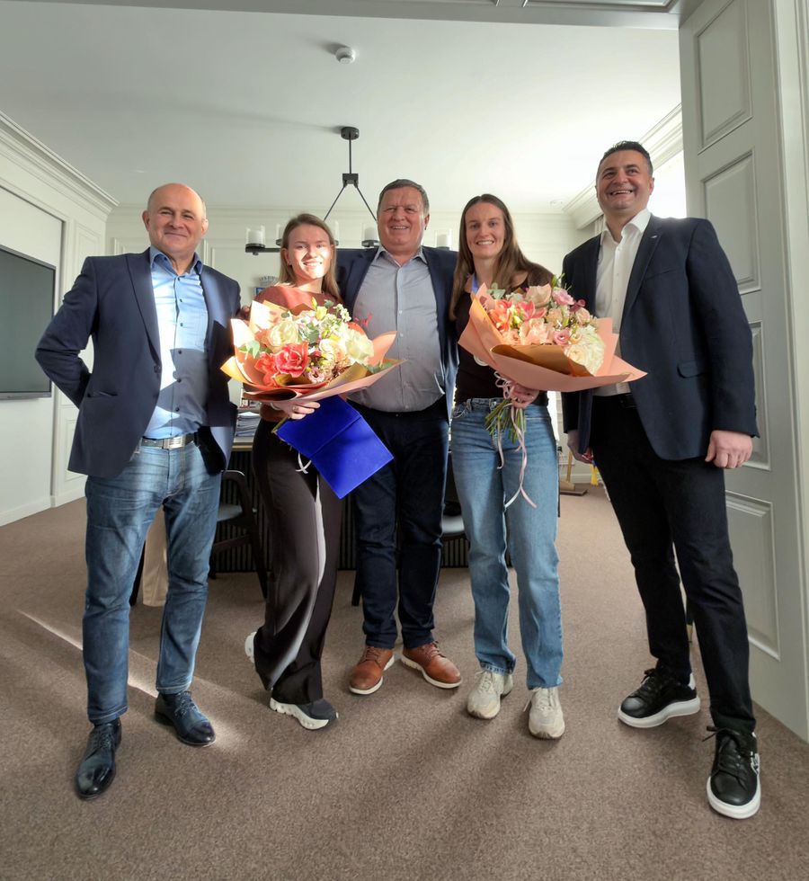 Două finaliste de la Campionatul Mondial au fost premiate de primarul orașului Râmnicu Vâlcea pentru „contribuția adusă comunității”