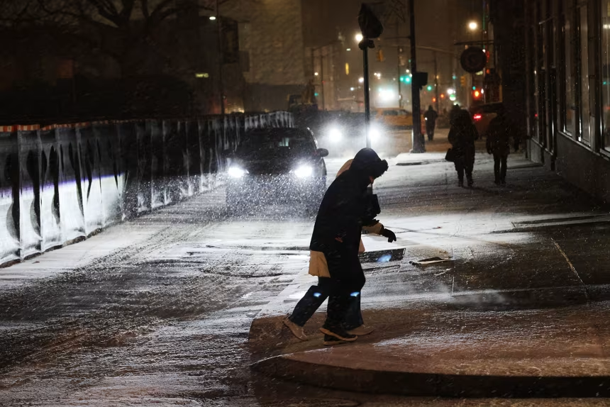 Stare de urgență în New York. Peste 1.700 de zboruri au fost anulate din cauza zăpezii