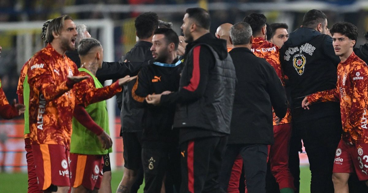 Fenerbahce - Galatasaray, scene violente! VIDEO S-au încăierat de la încălzire + jucătorii de la U19 s-au bătut și ei. Cine a fost cel mai huiduit jucător din derby