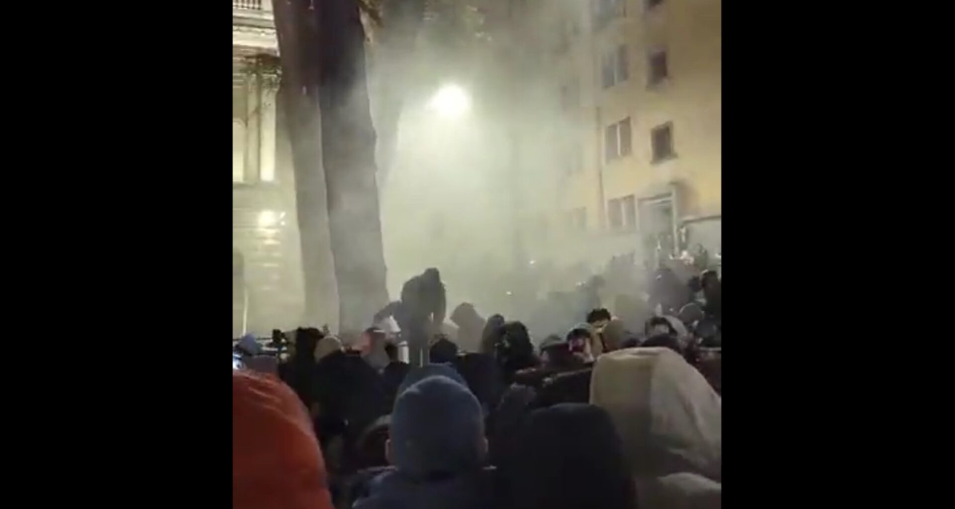 O armă chimică din Primul Război Mondial ar fi fost folosită asupra protestatarilor, în Georgia / „Simţeai cum te arde apa”