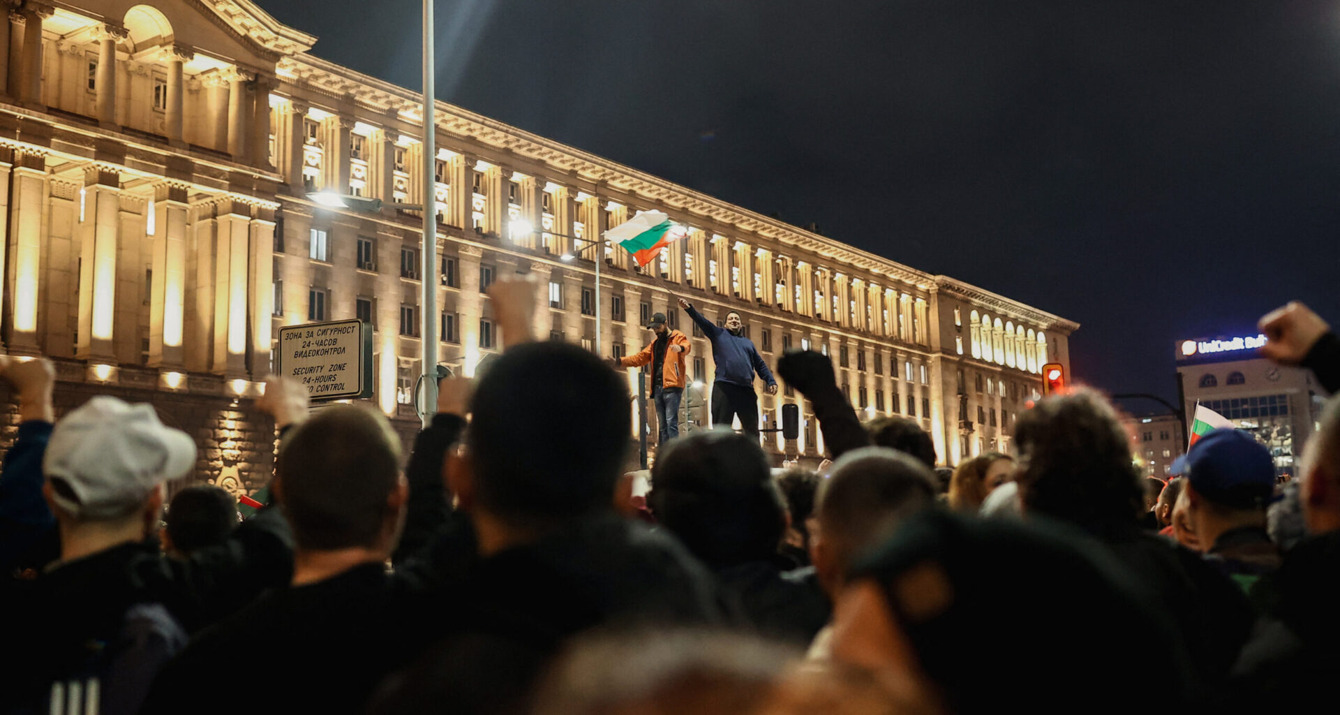 Proteste masive în Bulgaria! Zeci de mii de cetățeni au ieșit în stradă în Sofia, dar și alte 13 orașe / Președintele Rumen Radev solicită demisia guvernului