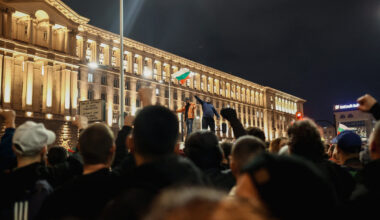 Proteste masive în Bulgaria! Zeci de mii de cetățeni au ieșit în stradă în Sofia, dar și alte 13 orașe / Președintele Rumen Radev solicită demisia guvernului