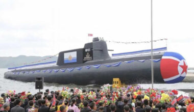 Kim Jong Un a mers în inspecție la docurile unde RPDC construiește primul „submarin nuclear” și l-a adus cu el pe probabilul său succesor