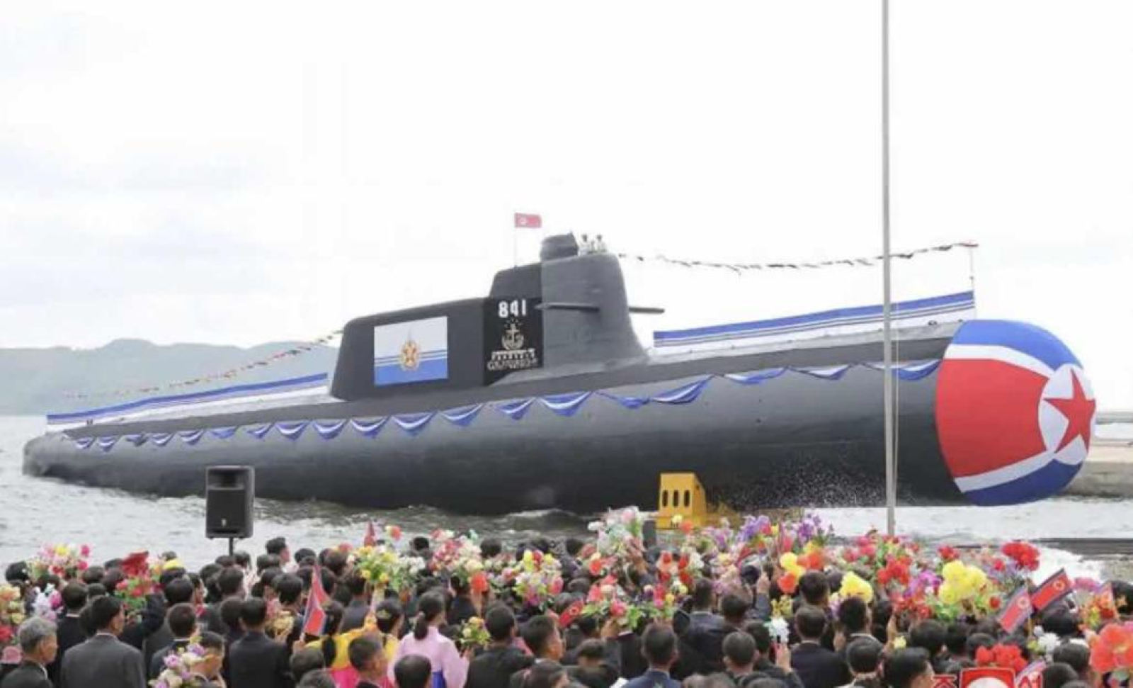 Kim Jong Un a mers în inspecție la docurile unde RPDC construiește primul „submarin nuclear” și l-a adus cu el pe probabilul său succesor