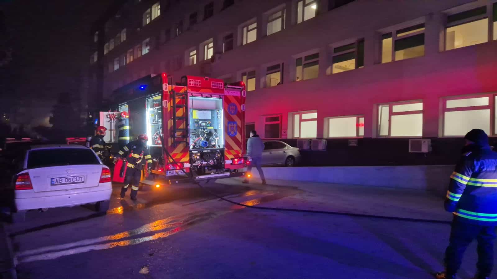 UPDATE FOTO-VIDEO: INCENDIU la Spitalul Județean din Alba Iulia. Focul a izbucnit într-o boxă aflată la subsolul unității