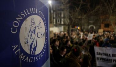 Protest la sediul CSM, după investigaţia Recorder / Se cere demisia Liei Savonea / ”Nicuşoare nu mai sta, apără justiţia” / Ce a transmis premierul Ilie Bolojan – FOTO / VIDEO