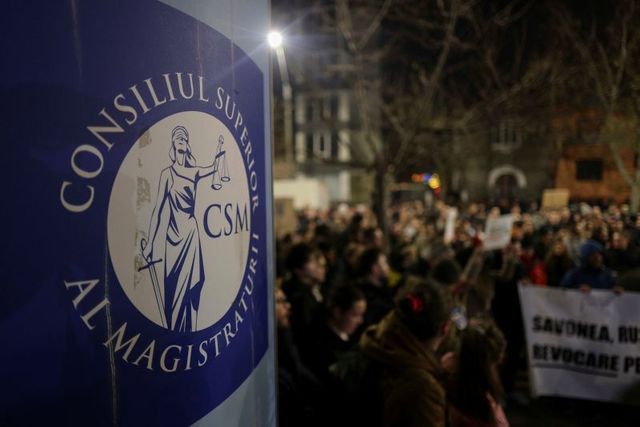 Protest la sediul CSM, după investigaţia Recorder / Se cere demisia Liei Savonea / ”Nicuşoare nu mai sta, apără justiţia” / Ce a transmis premierul Ilie Bolojan – FOTO / VIDEO