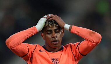 Escortat de agenții de securitate. Tatăl lui Lamine Yamal, comportament lipsit de fair-play la meciul Betis - Barcelona. I-a provocat pe suporterii adverși