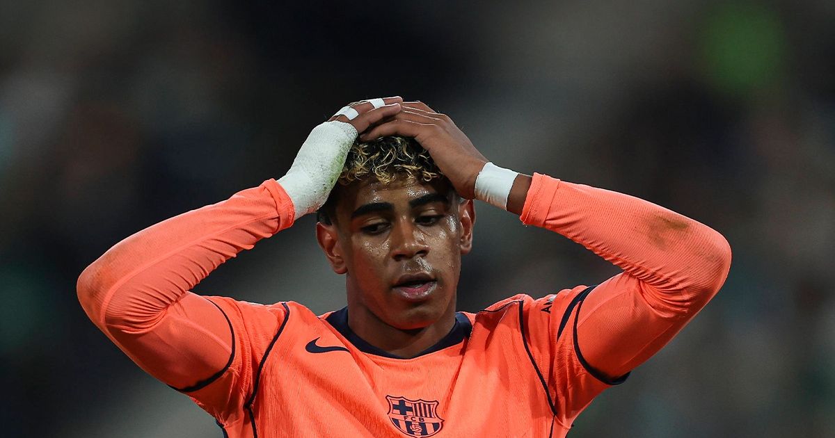 Escortat de agenții de securitate. Tatăl lui Lamine Yamal, comportament lipsit de fair-play la meciul Betis - Barcelona. I-a provocat pe suporterii adverși