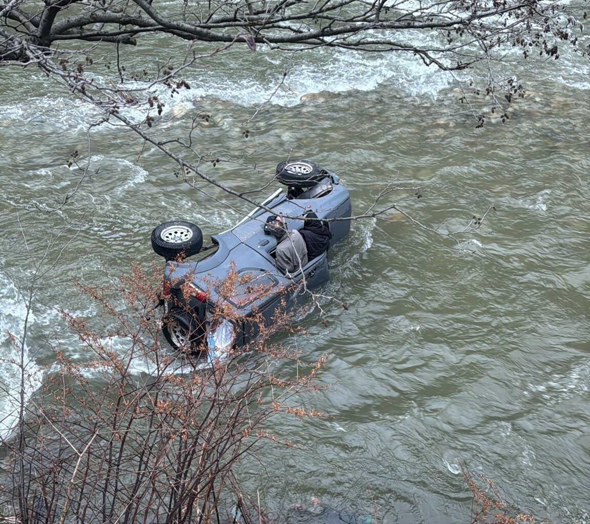Un preot și o măicuță au plonjat cu mașina în râul Jiu