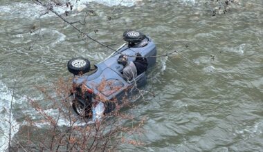 Un preot și o măicuță au plonjat cu mașina în râul Jiu
