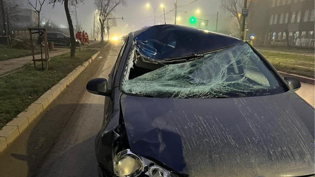 o femeie de 41 de ani a murit după ce a fost lovită pe trecerea pentru pietoni de o maşină care circula cu viteză foarte mare VIDEO