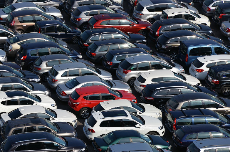 Lovitură dură pentru șoferii cu mașini vechi. Impozite uriașe de la 1 ianuarie 2026. Ce pregătește Guvernul