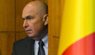 Ilie Bolojan participă la dezbaterea moțiunii de cenzură împotriva sa. Ce șanse sunt să pice Guvernul
