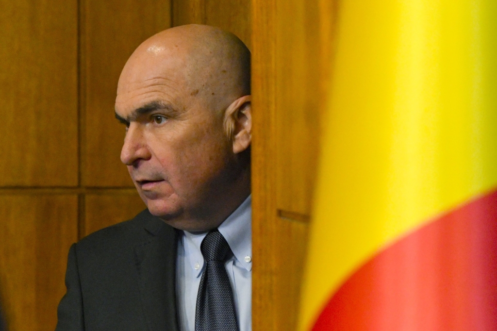 Ilie Bolojan participă la dezbaterea moțiunii de cenzură împotriva sa. Ce șanse sunt să pice Guvernul