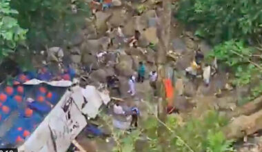 Un autobuz care transporta elevi a căzut într-o râpă. Cel puțin zece persoane au murit VIDEO