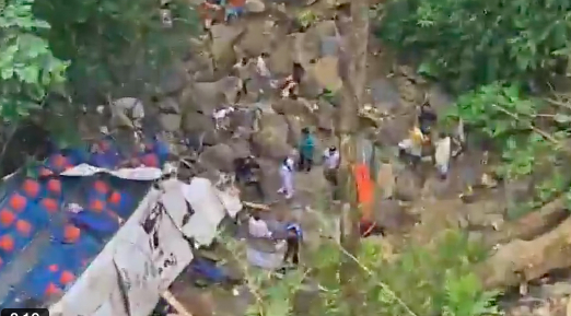 Un autobuz care transporta elevi a căzut într-o râpă. Cel puțin zece persoane au murit VIDEO