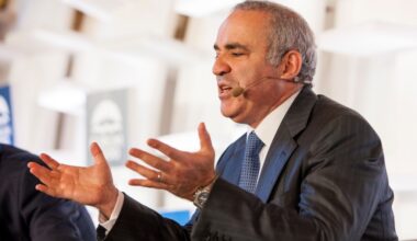 Rusia a emis un mandat de arestare împotriva fostului campion mondial Garry Kasparov, membru marcant al opoziției din Rusia. Ce acuzație i-a "fabricat" regimul Putin