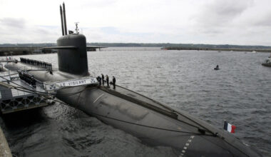 Drone, deasupra bazei de submarine nucleare franceze. Trupele marinei franceze însărcinate cu protejarea bazei au deschis focul