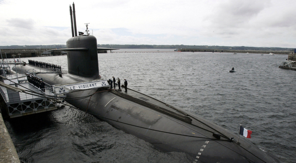 Drone, deasupra bazei de submarine nucleare franceze. Trupele marinei franceze însărcinate cu protejarea bazei au deschis focul